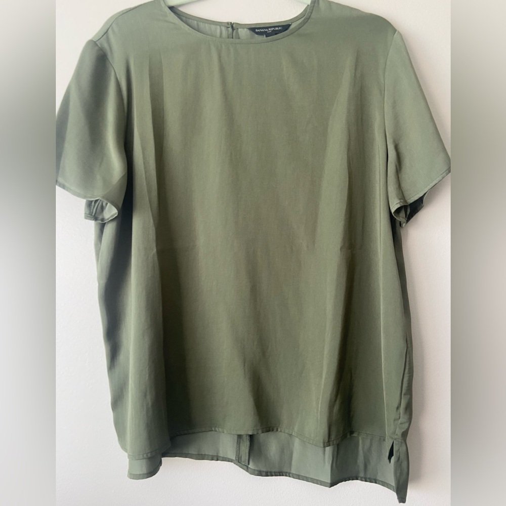 Banana Republic Satin-like Short Sleeve Green Top/L